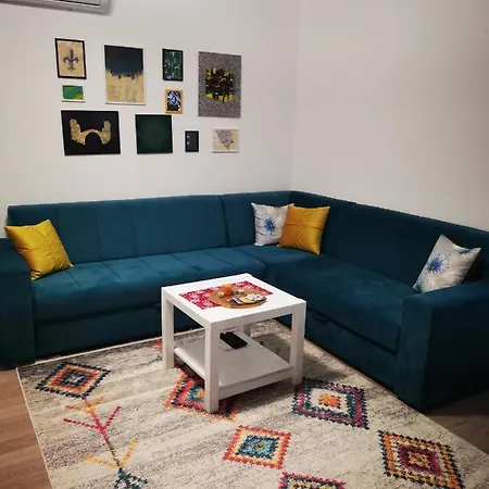 דירה And Dream House מוסטר