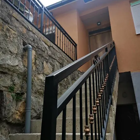 דירה And Dream House מוסטר